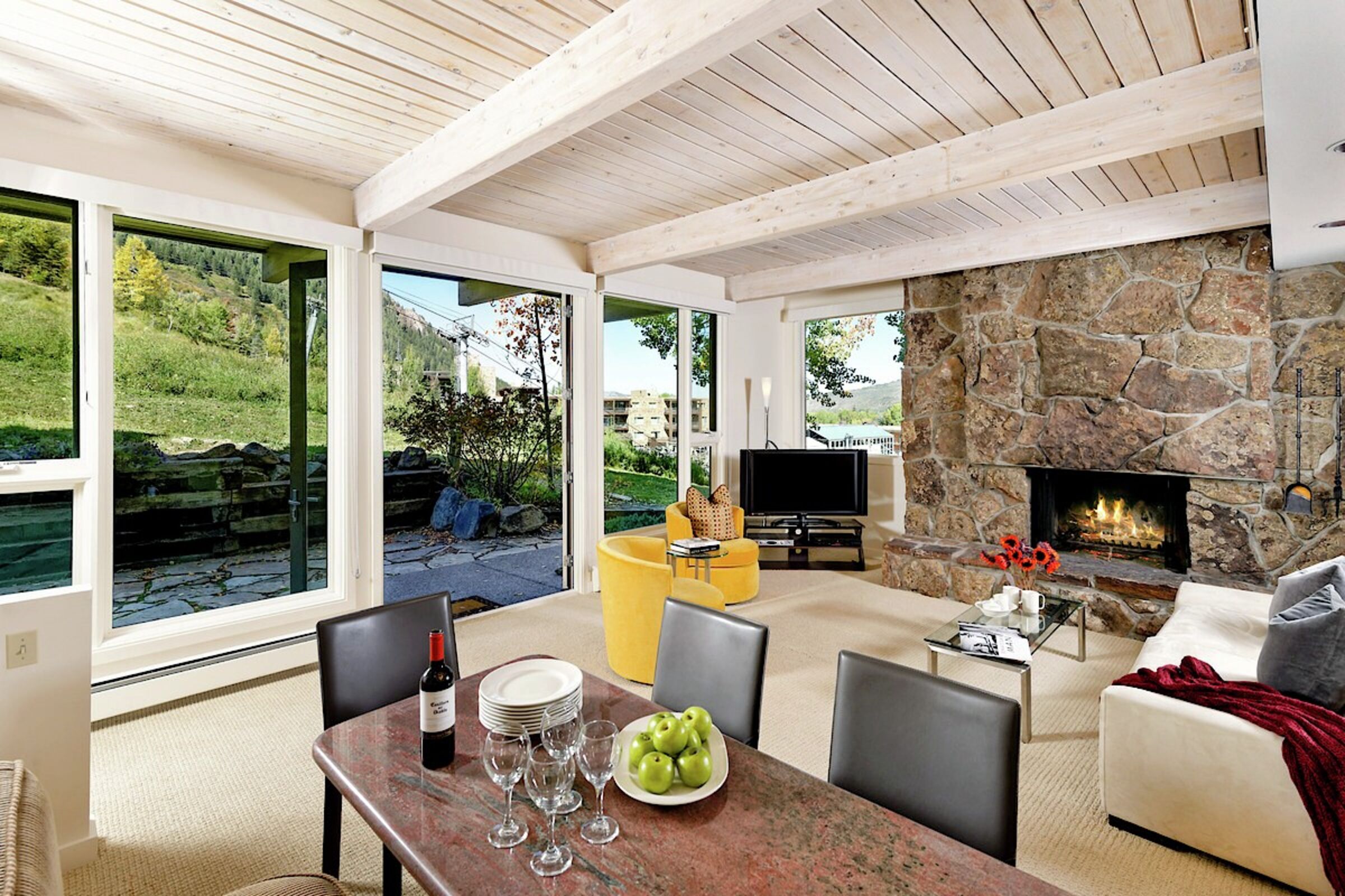 #806 - Living Room & Dining Room