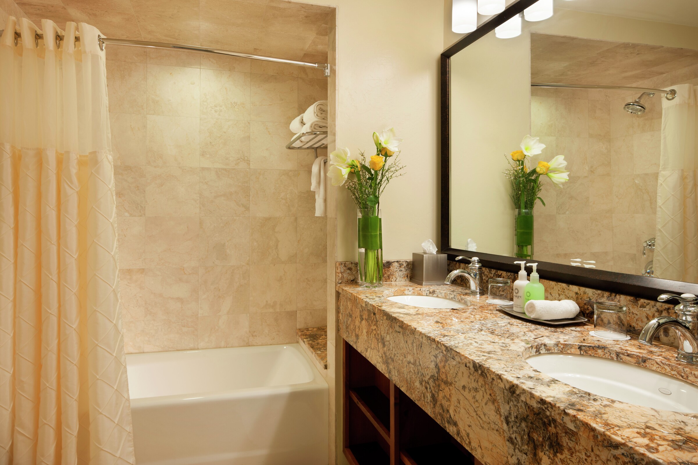 Grand Deluxe Two Queen Room Bathroom