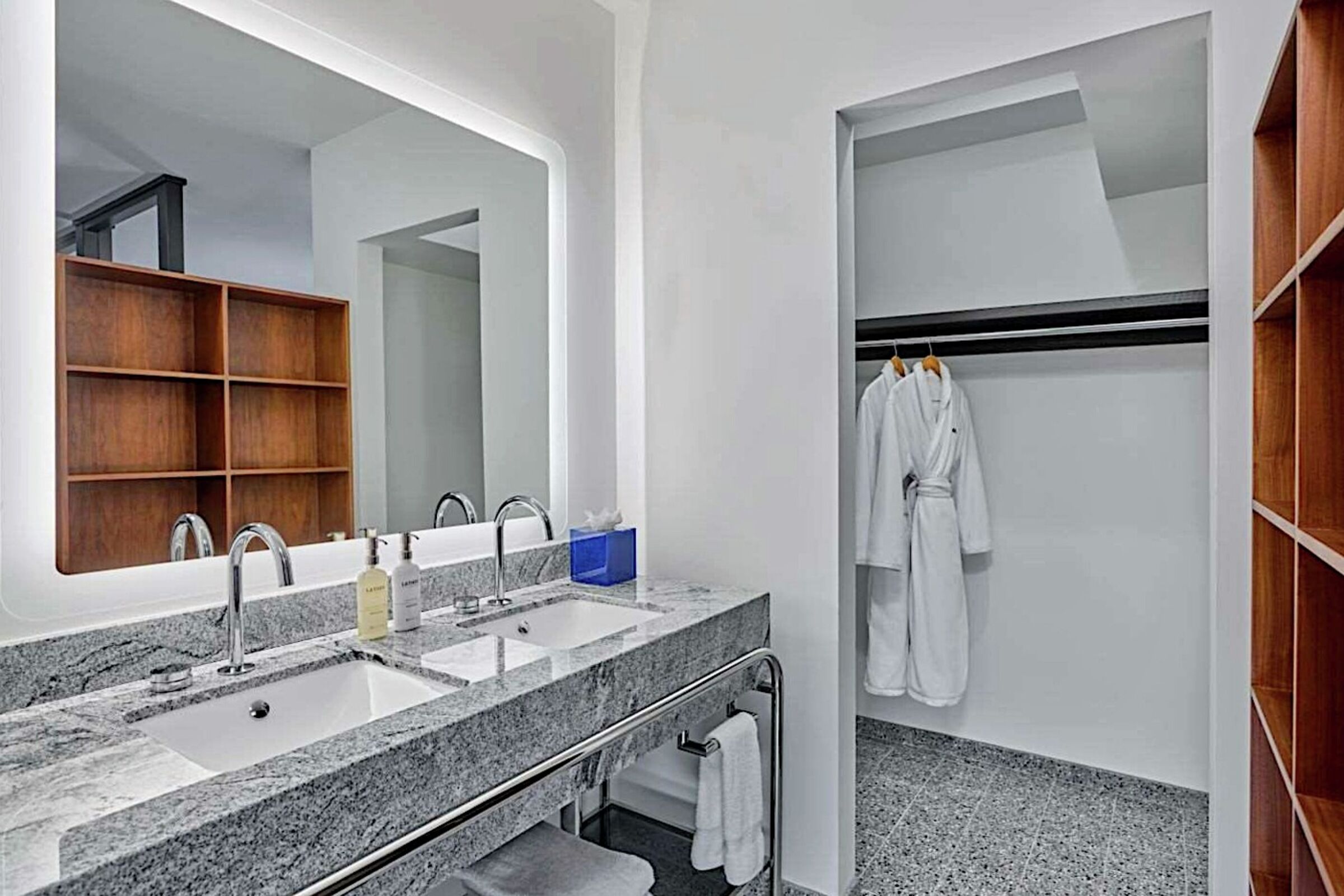 King - Bathroom