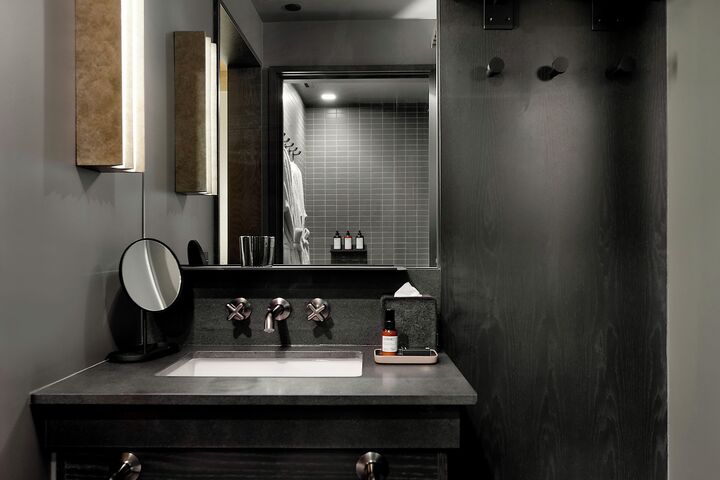Cozy Connecting Rooms - Bathroom