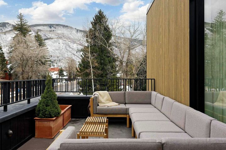 MOLLIE Suite - Balcony