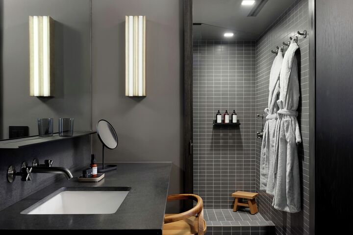 MOLLIE Suite - Bathroom