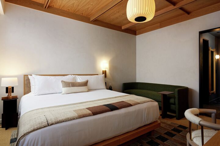 Smuggler King - Guest Room