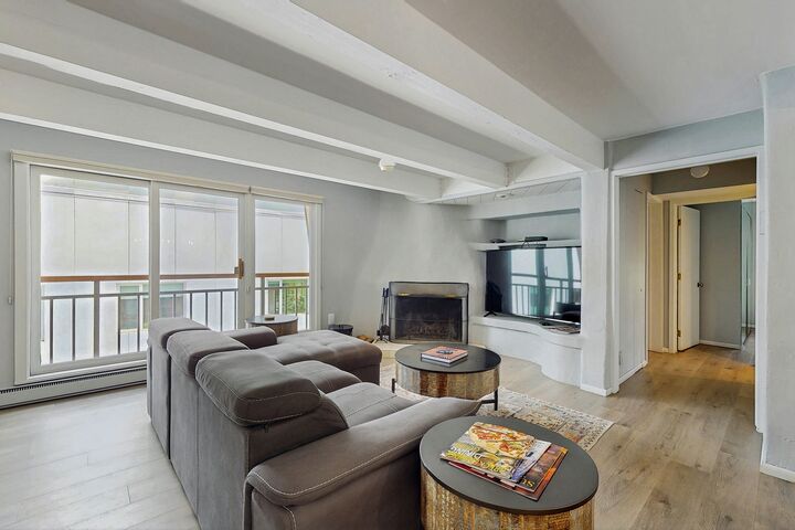 #18 - Perfect Downtown - Living Area