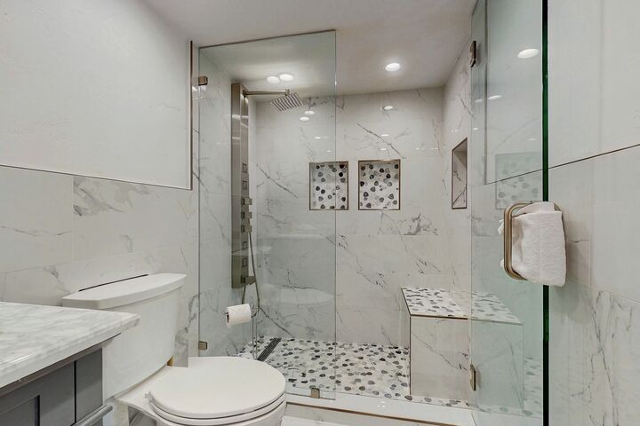 #18 - Perfect Downtown - Bathroom