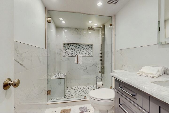 #18 - Perfect Downtown - Master Ensuite Bathroom