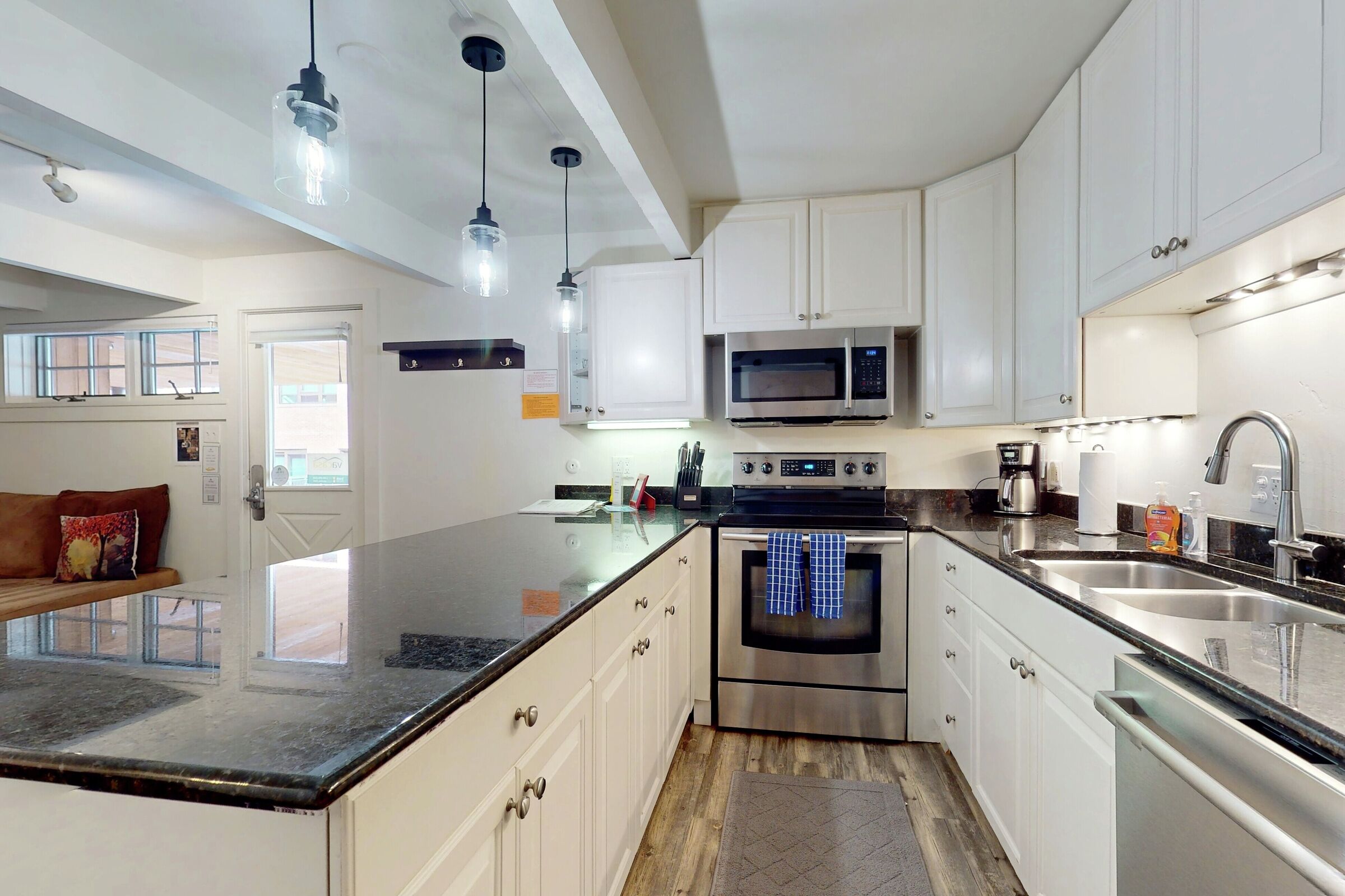 #3 - Downtown Beauty - Kitchen