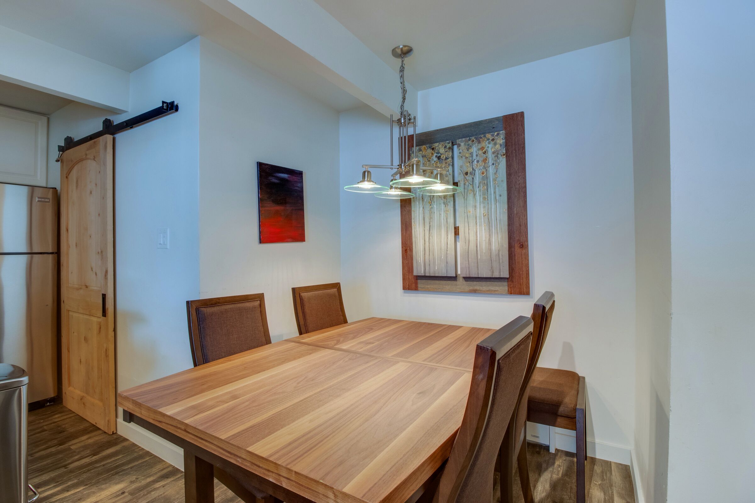 #3 - Downtown Beauty - Dining Area