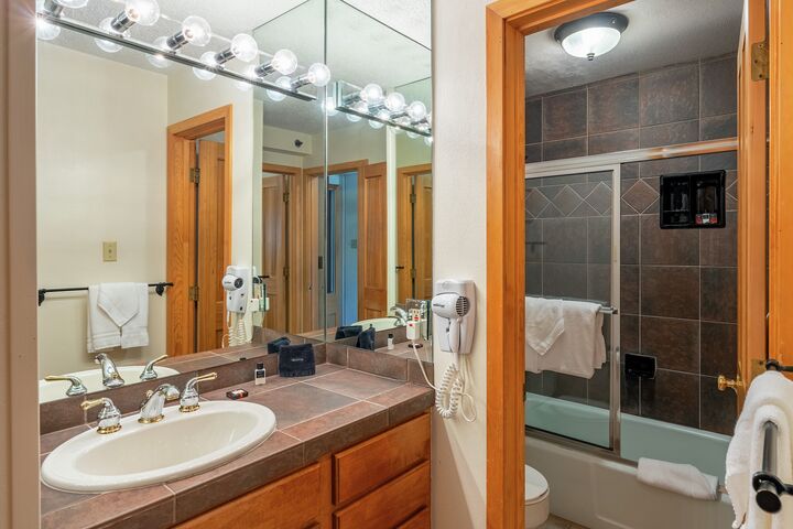 #2117 - Hickory - Ensuite Bathroom
