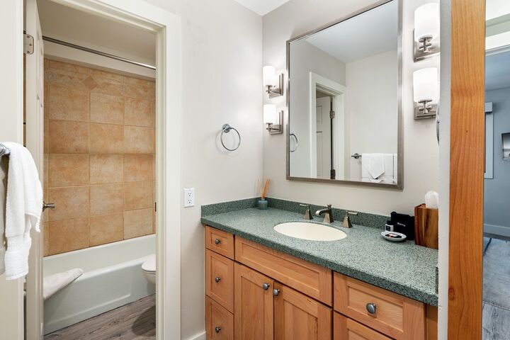 #1205 - Dogwood - Ensuite Bathroom