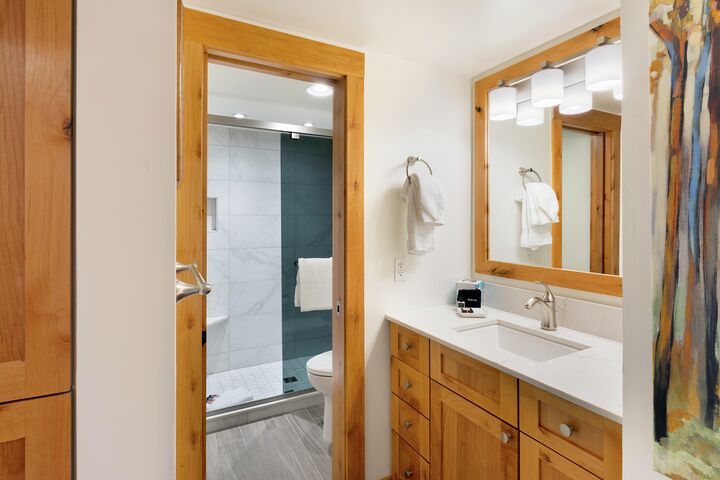 #1309 - Grape - Ensuite Bathroom