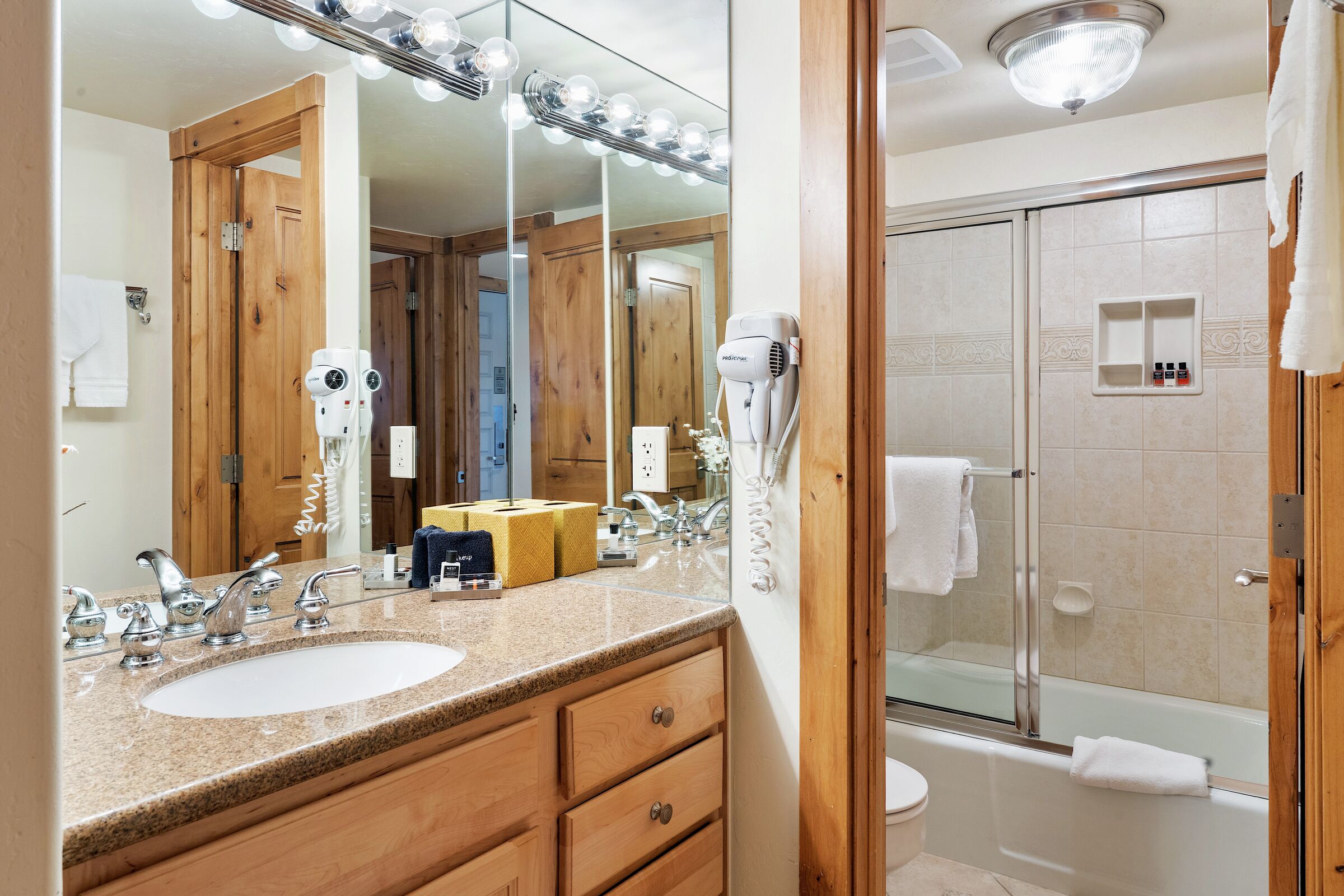 #1313 - Grape - Ensuite Bathroom