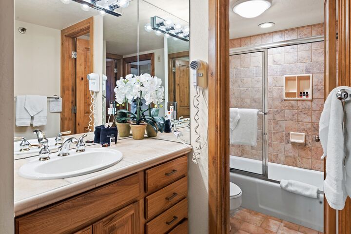 #2313 - Hickory - Ensuite Bathroom