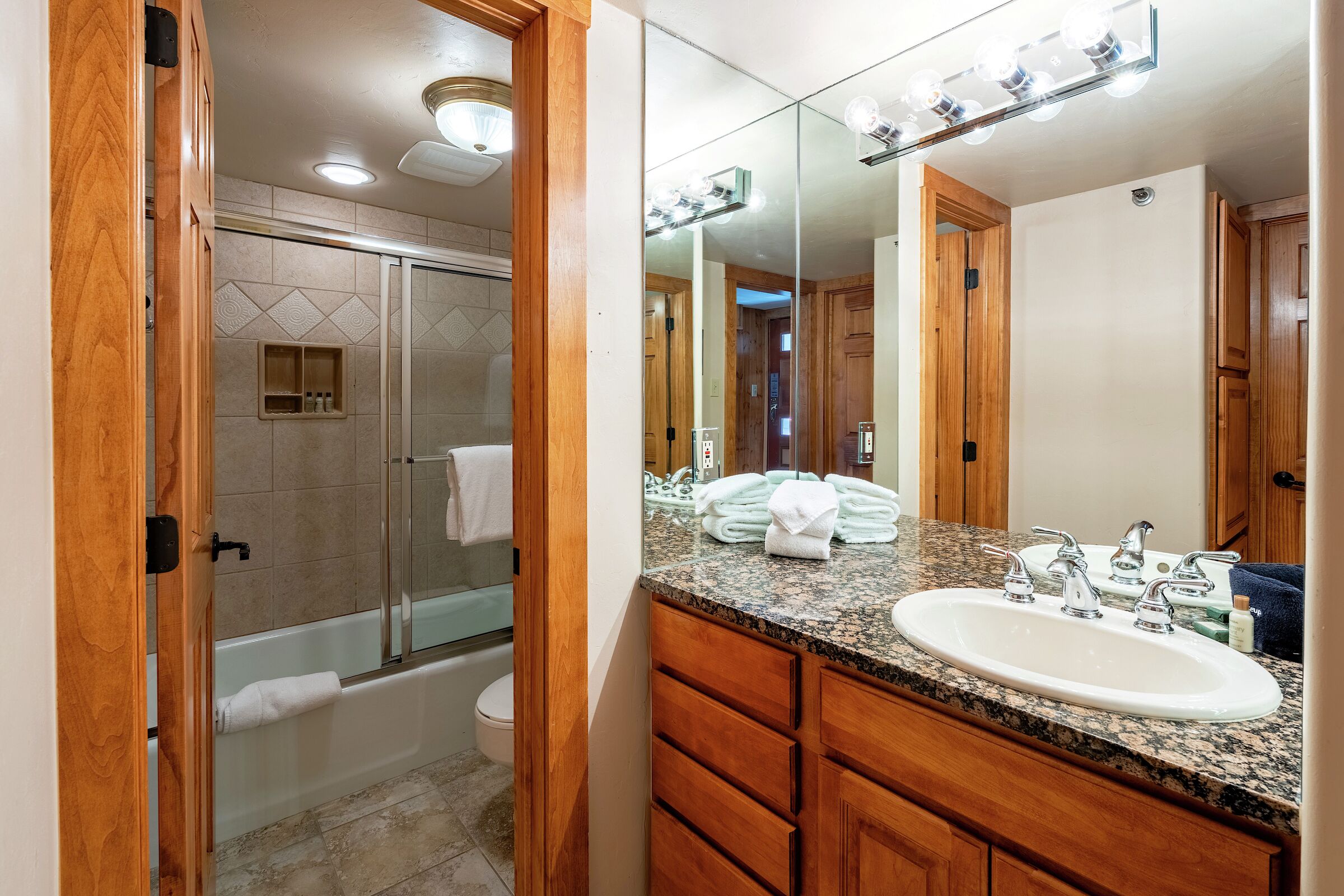 #3302 - Juniper - Ensuite Bathroom