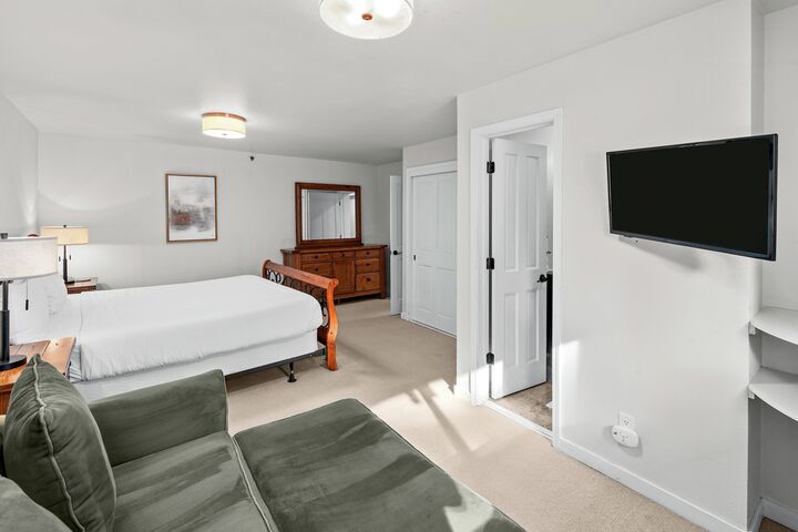 #2112 - Hickory - Master Bedroom