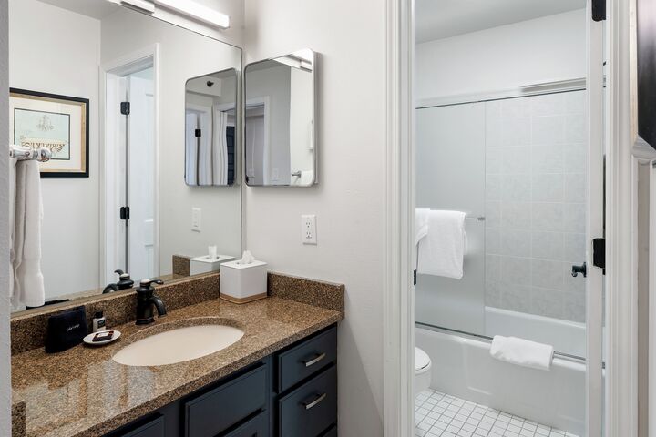 #2112 - Hickory - Ensuite Bathroom