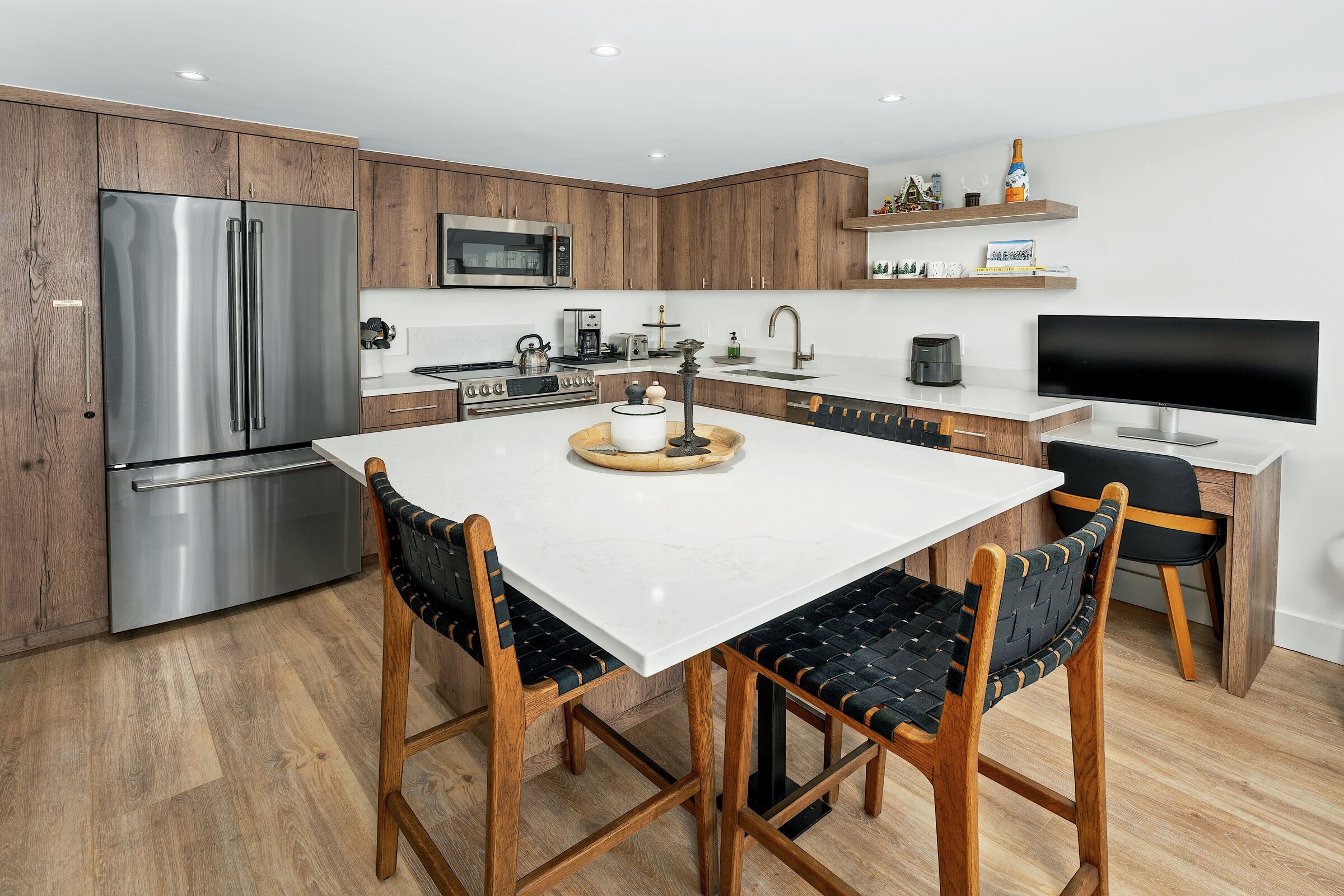 Dining Area & Kitchen