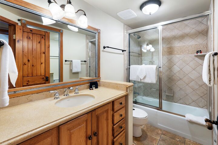 #1306 - Dogwood - Bathroom