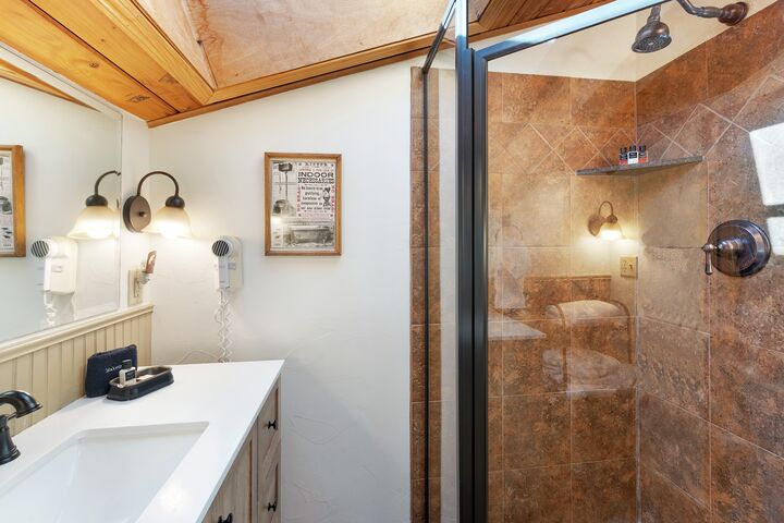 #1312 - Grape - Loft Ensuite Bathroom