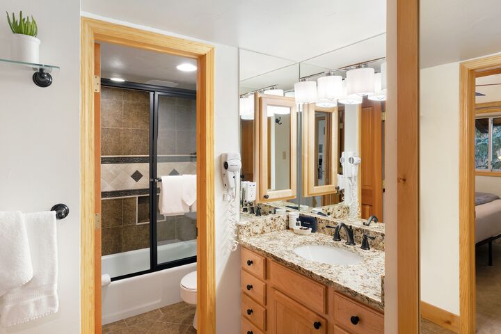 #1312 - Grape - Ensuite Bathroom