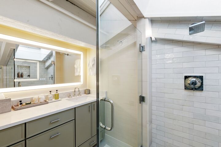 #2310 - Hickory - Loft Bathroom