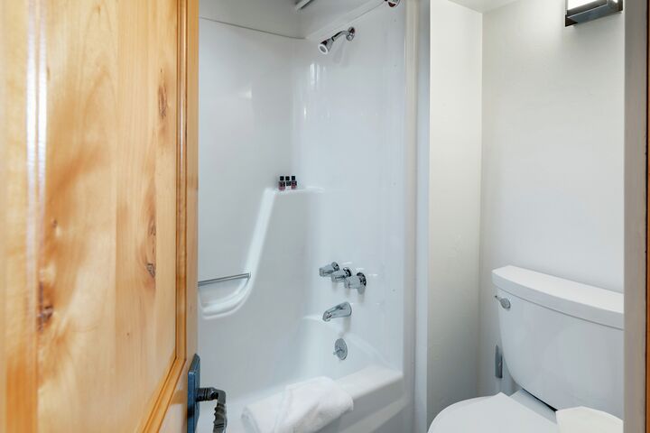 #2318 - Hickory - Loft Ensuite Bathroom