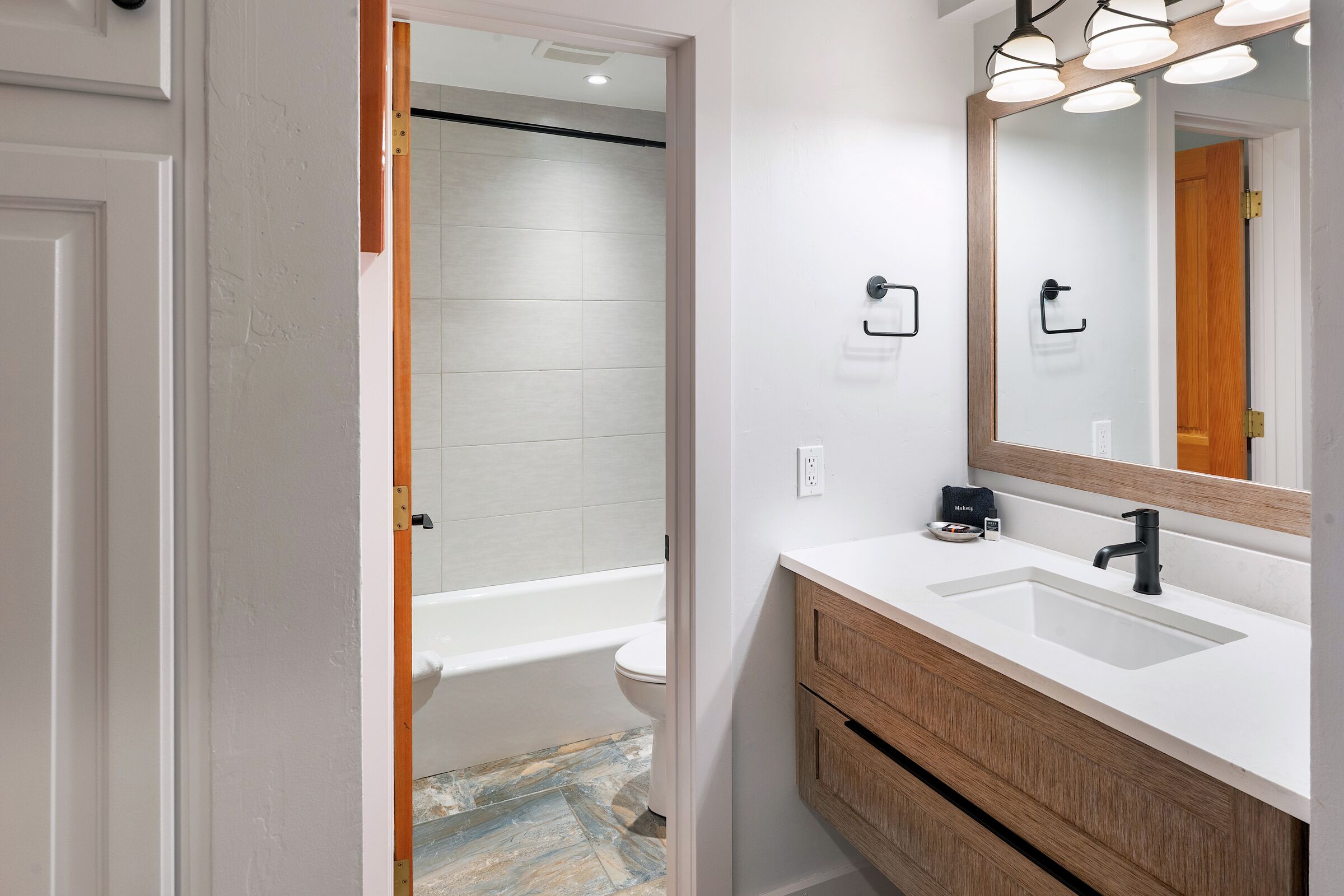 #2111 - Hickory - Ensuite Bathroom