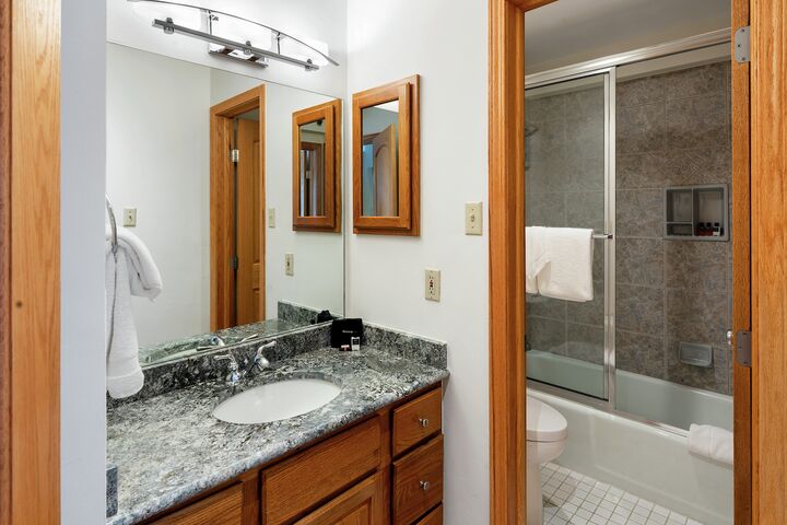 #1202 - Aspen - Ensuite Bathroom