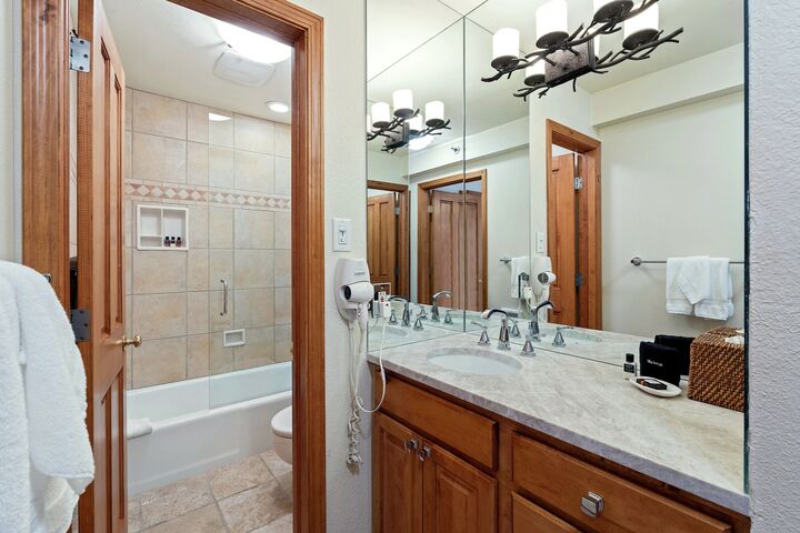 #1217 - Grape - Ensuite Bathroom