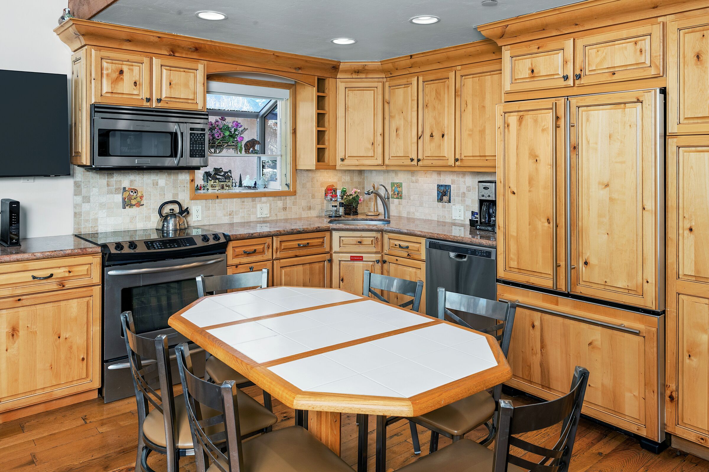 Dining Area & Kitchen