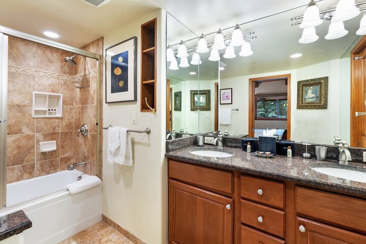 #1302 - Aspen - Ensuite Bathroom