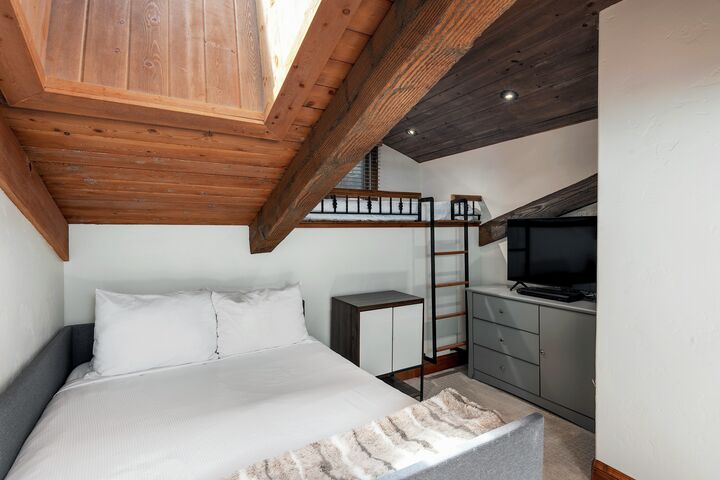 #2209 - Elm - Bedroom