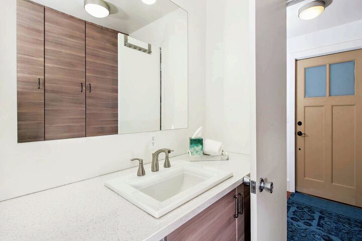 #H7 - Studio Bathroom