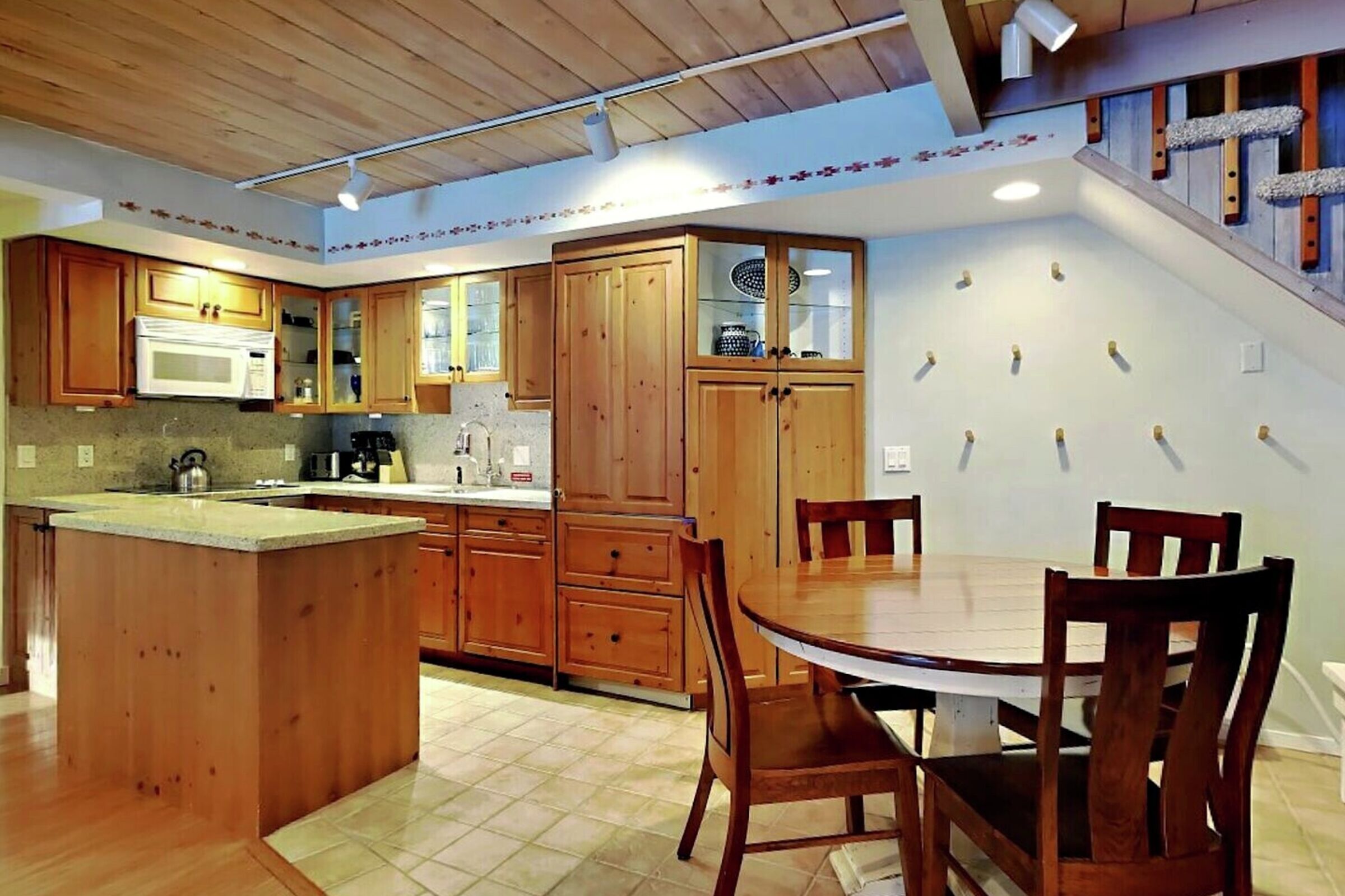 Dining Area & Kitchen