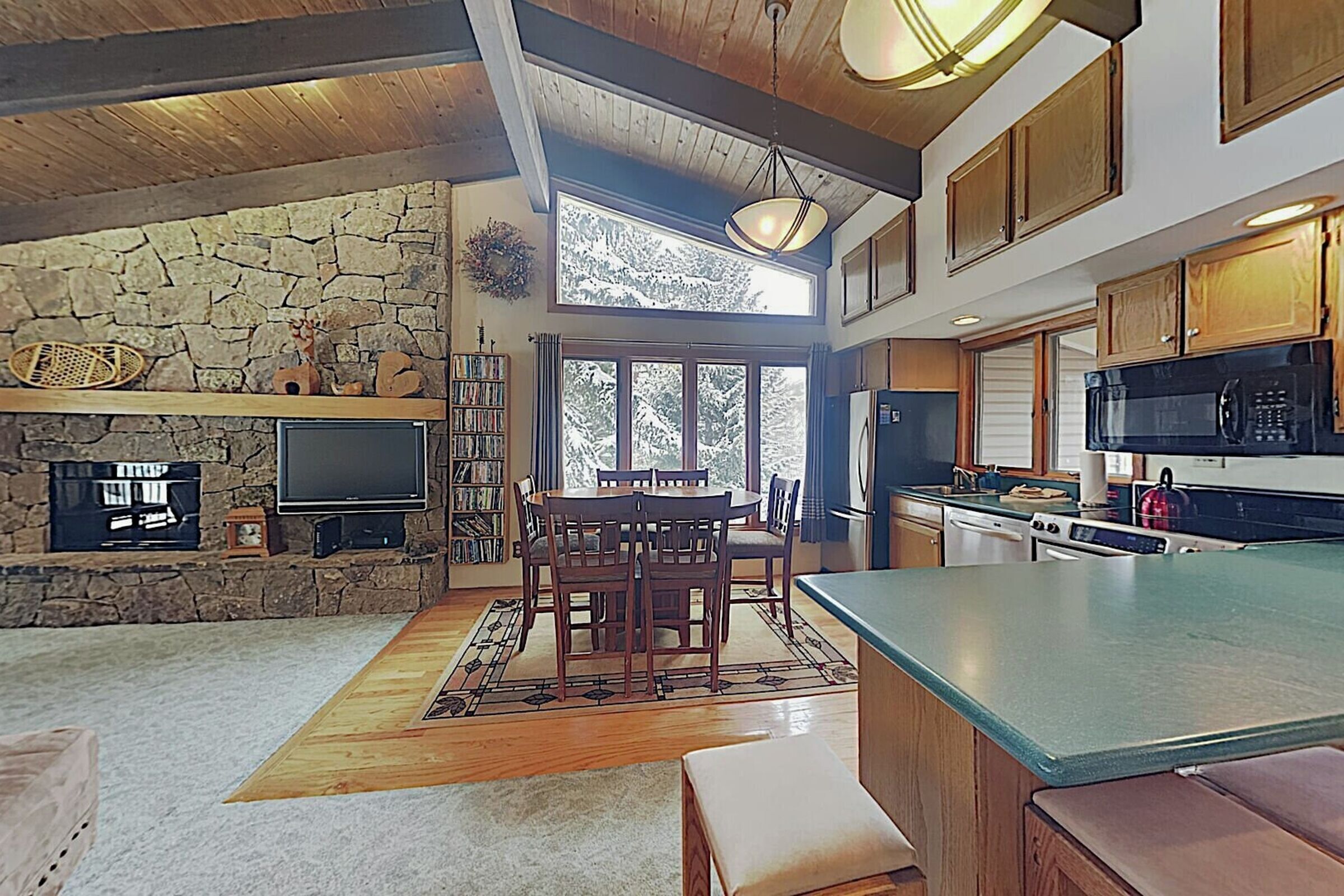Dining Area & Kitchen
