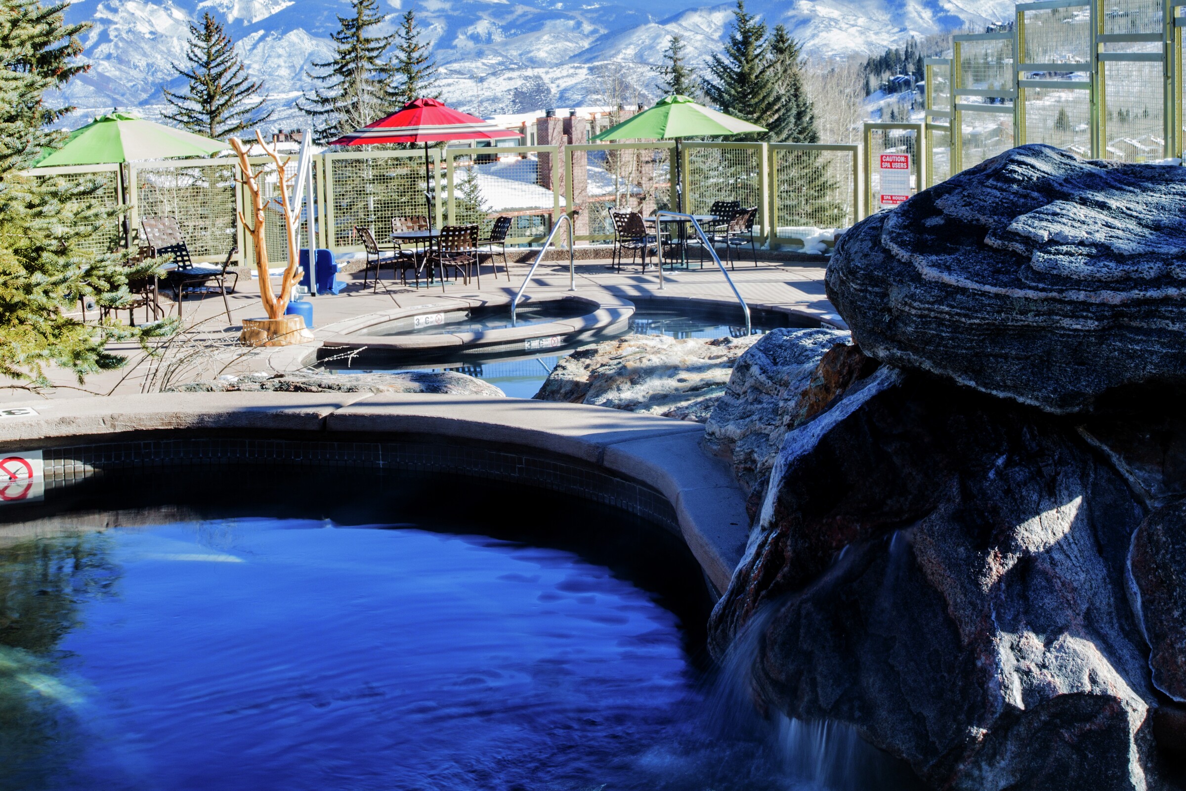 Outdoor Pool & Hot Tub