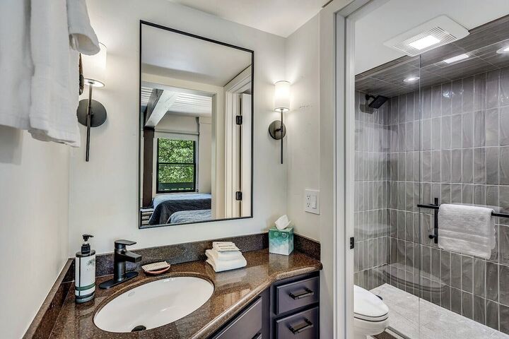 IN204 - Ensuite Bathroom