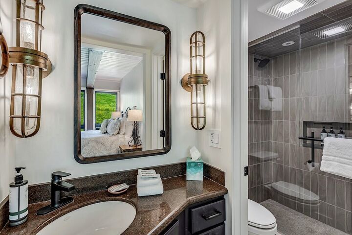 IN204 - Master Ensuite Bathroom