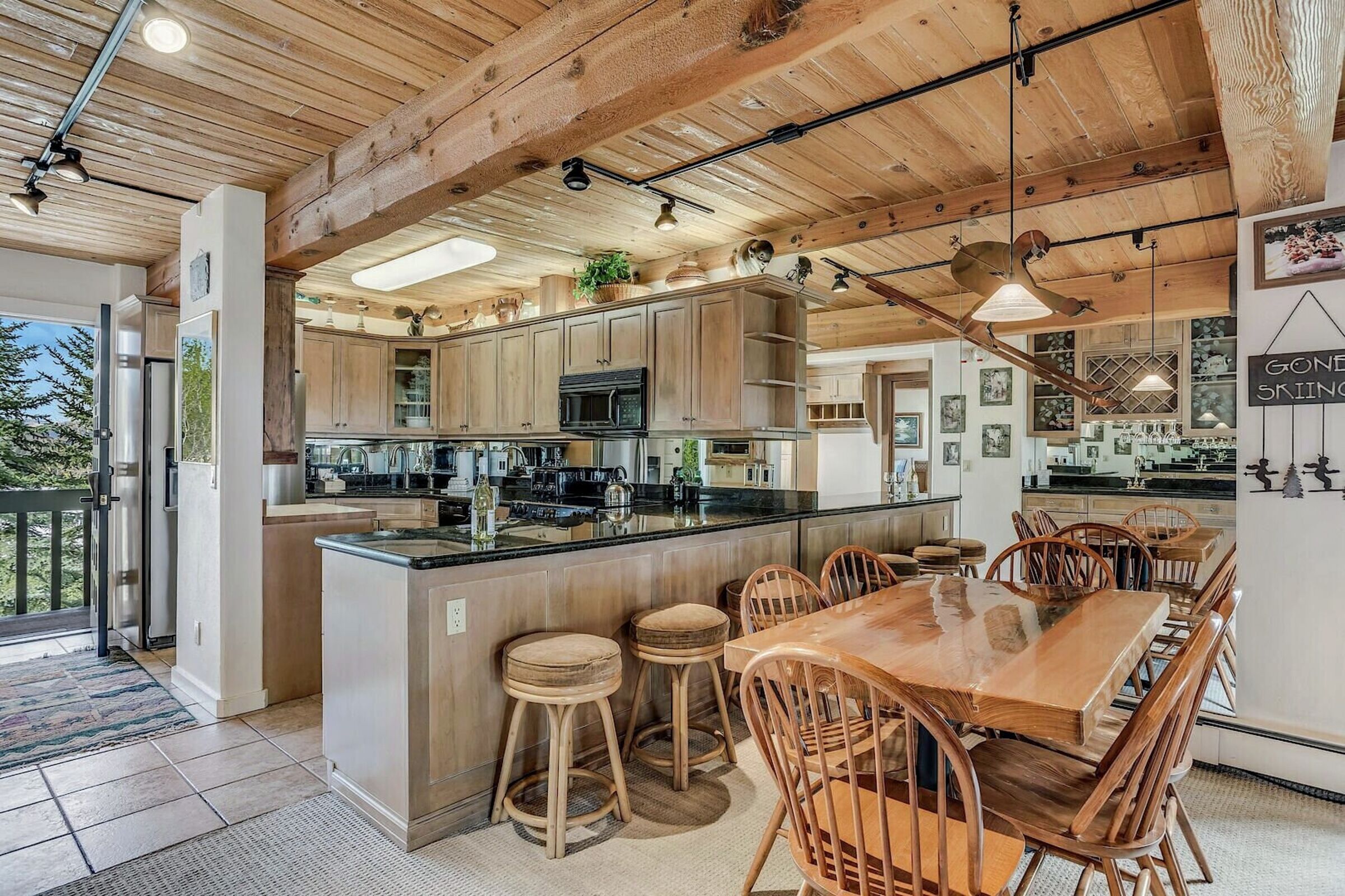 IN209 - Dining Area & Kitchen
