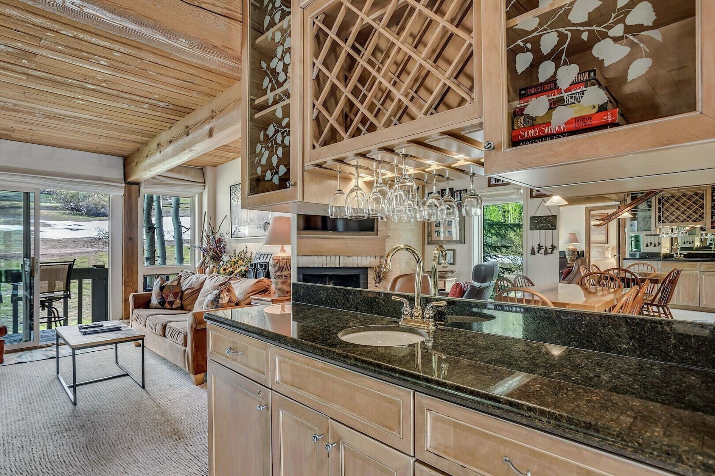 IN209 - Kitchen Wet Bar