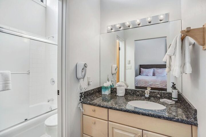 IN304 - Ensuite Bathroom