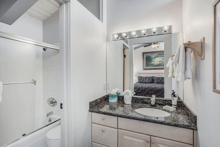 IN304 - Ensuite Bathroom