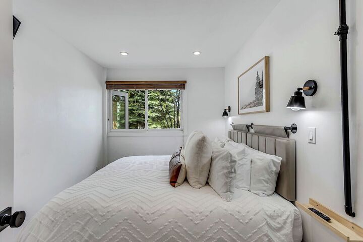 L101 - Studio Bedroom