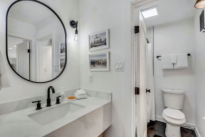 L101 - Studio Bathroom