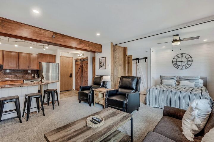 L102 - Studio Living Area