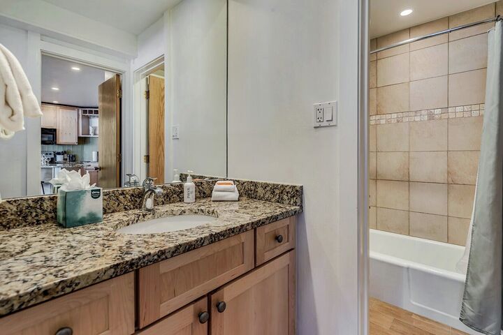L103 - Studio Bathroom