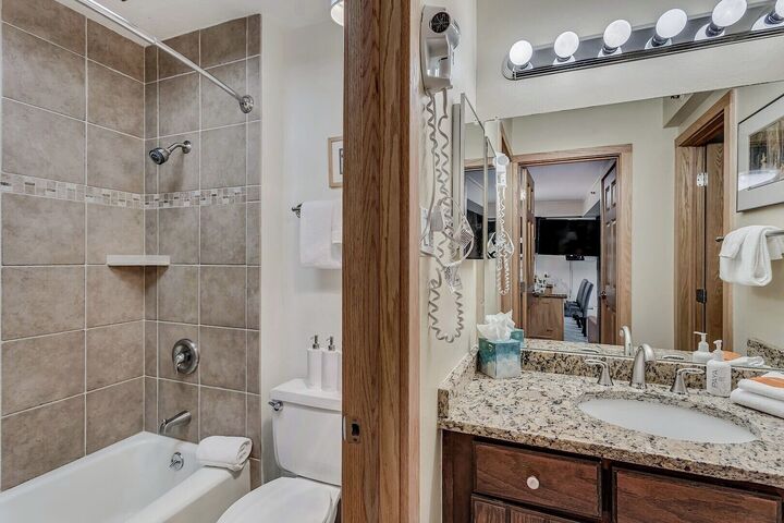 L104 - Studio Bathroom
