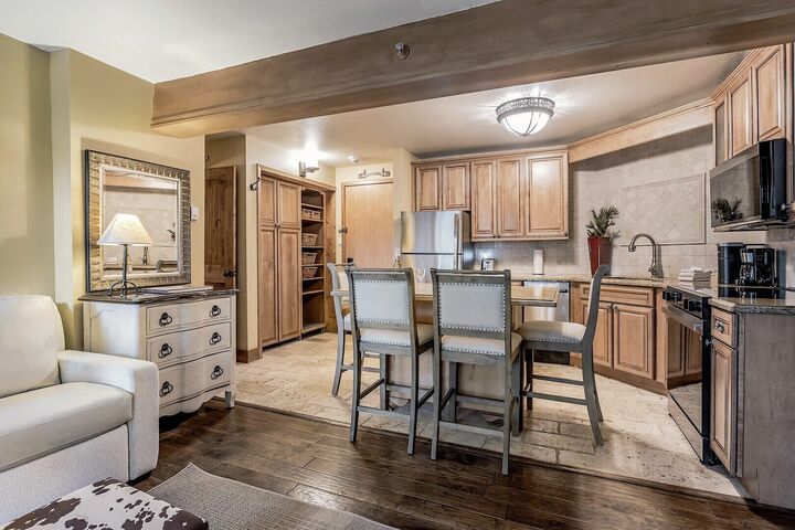 L108 - Studio Kitchen
