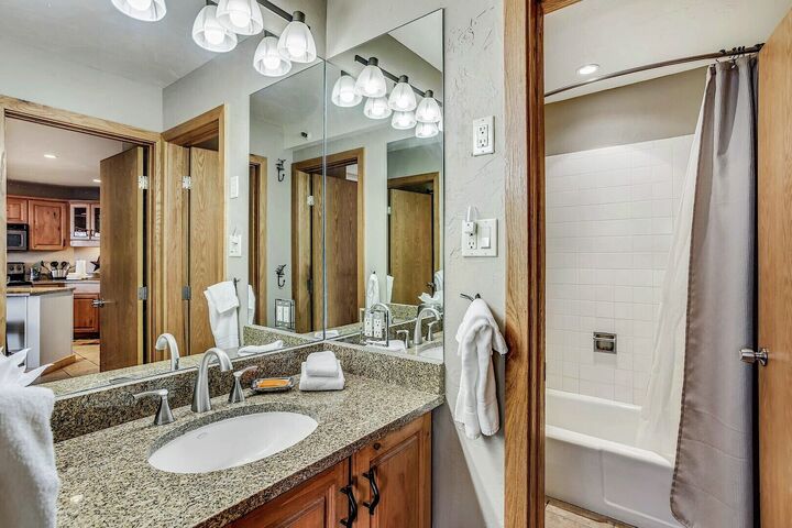 L110 - Studio Bathroom