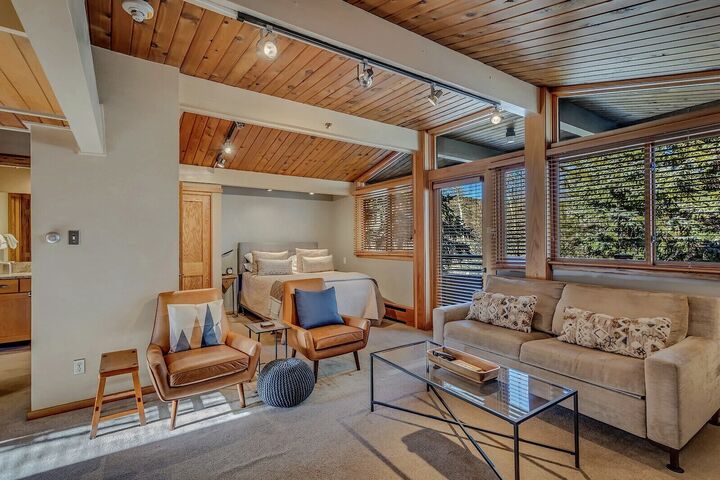 L114 - Studio Living Area